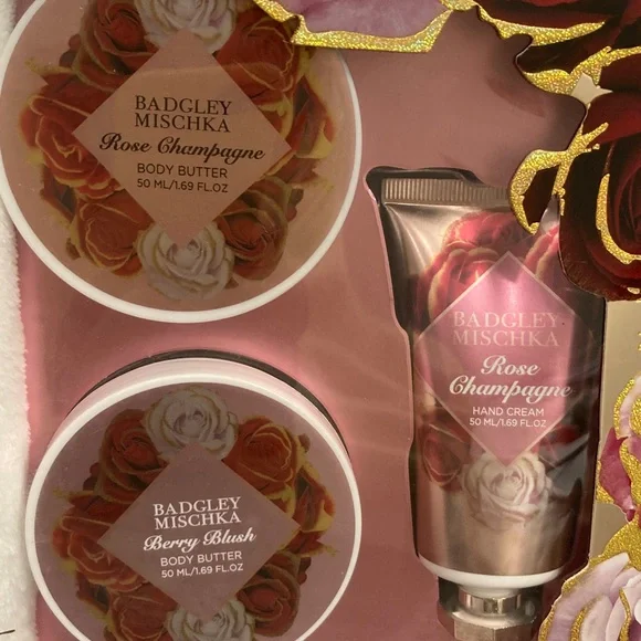 Badgley Mischka Robe & Body Care Set NEW - Picture 3 of 9
